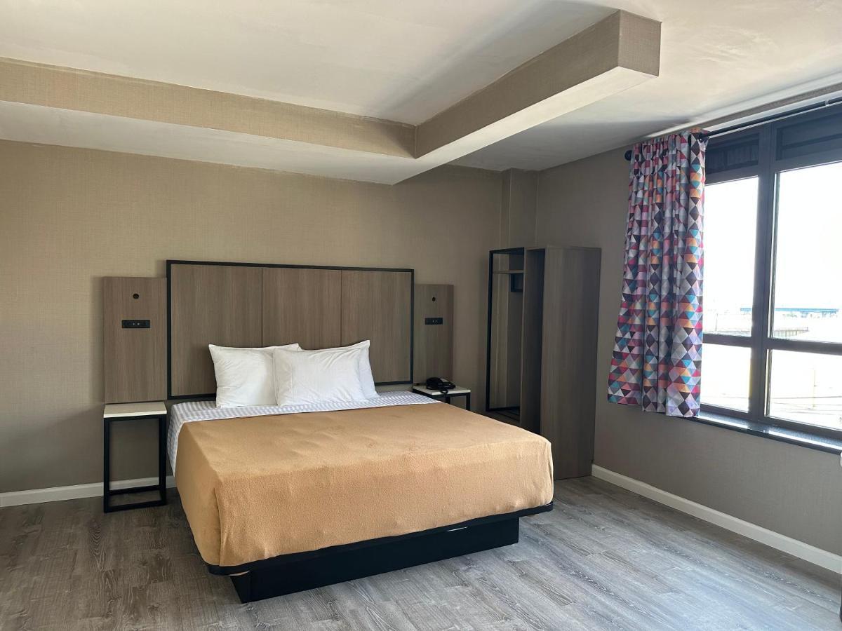 Regal Inn & Suites New York Laguardia Hotel Ngoại thất bức ảnh